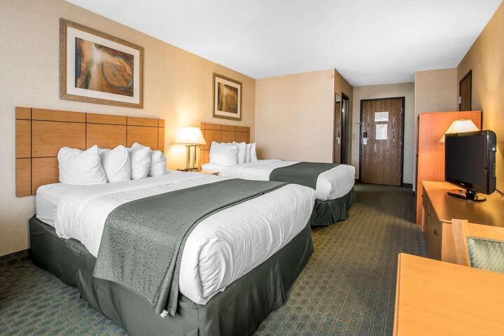 2 Queen Beds (12 of 15)