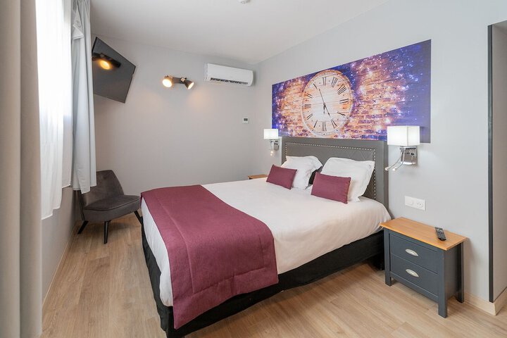 Room 6 of 28