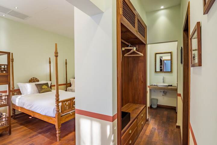 Room 4 of 40