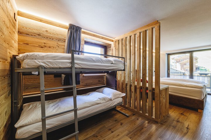 Room 9 of 37