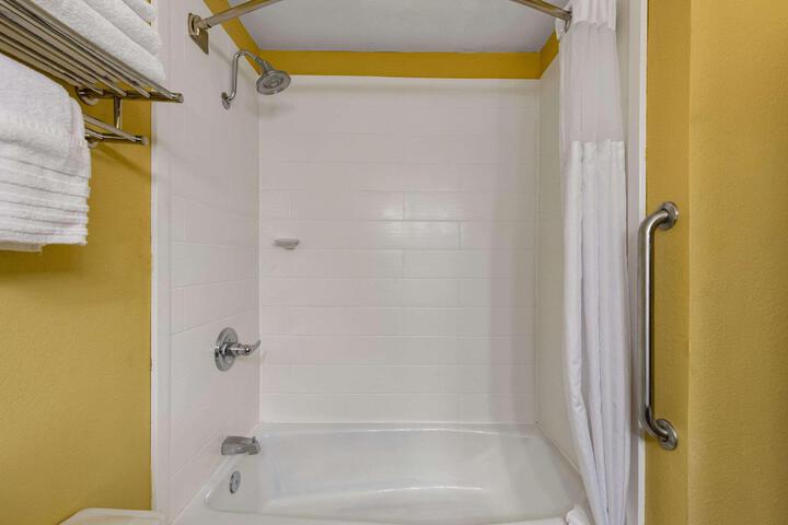 2 Queen Beds (5 of 9)