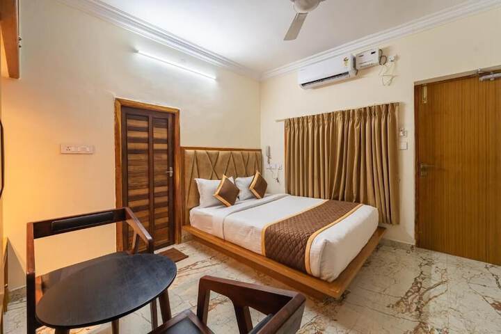 Room 2 of 8