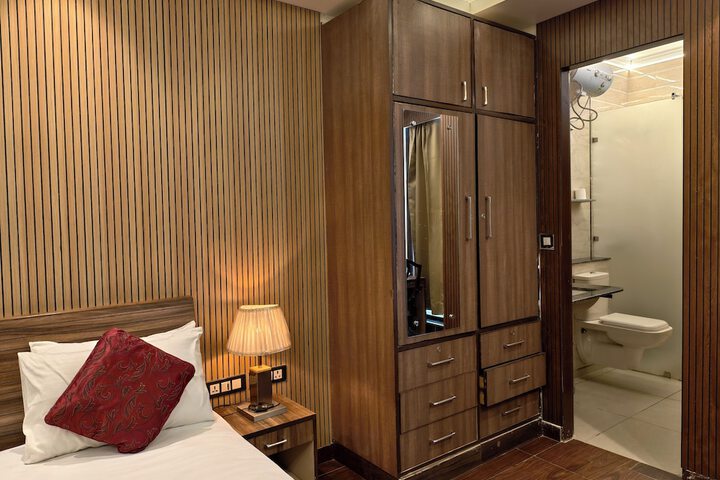 Room 13 of 90