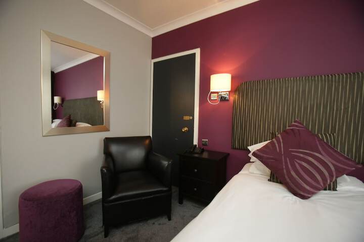 Room 28 of 105