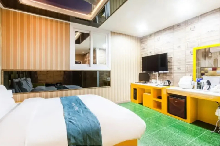 Room 5 of 14