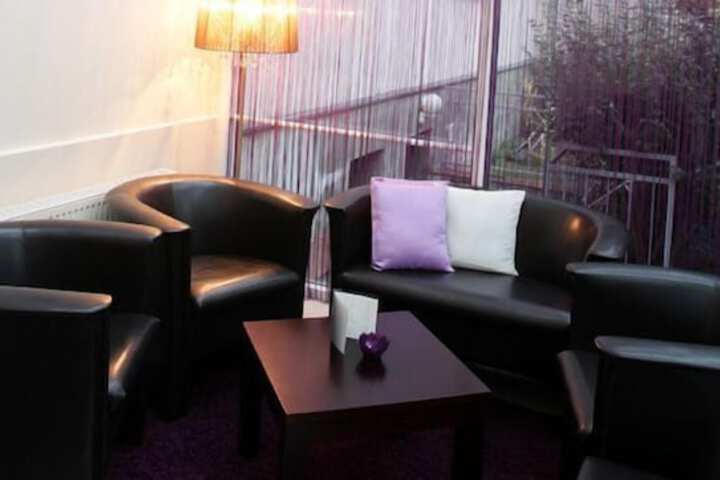 Lounge 25 of 34