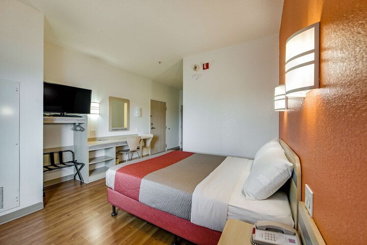 Room 8 of 35