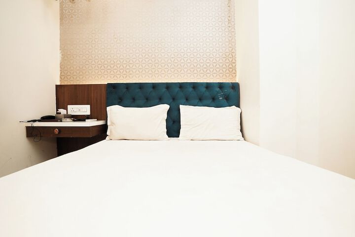 Room 10 of 32