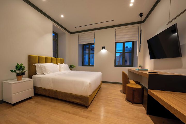 Room 8 of 120