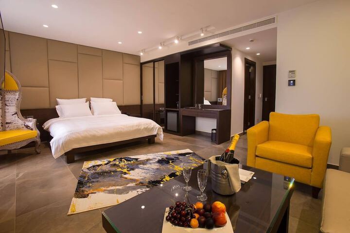 Room 8 of 33