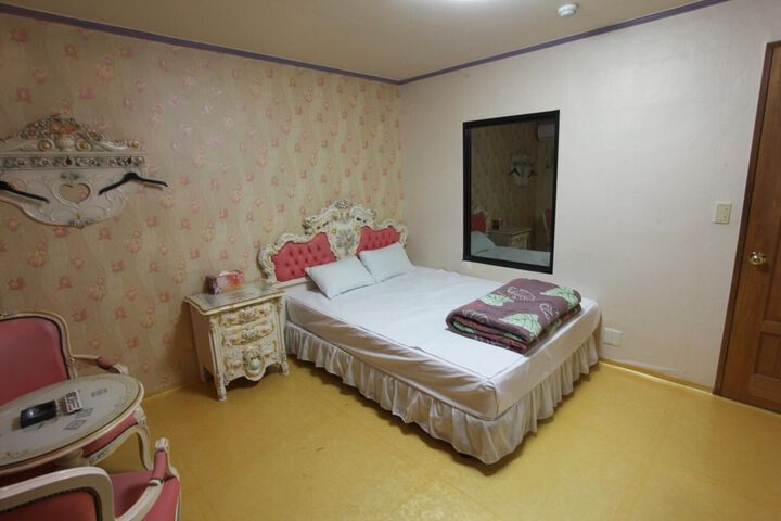 Room 19 of 79