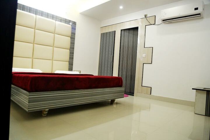 Room 7 of 16