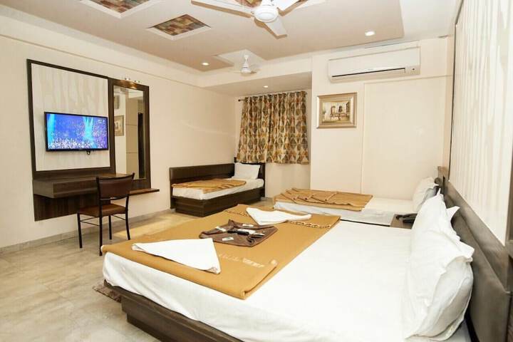 Room 4 of 7