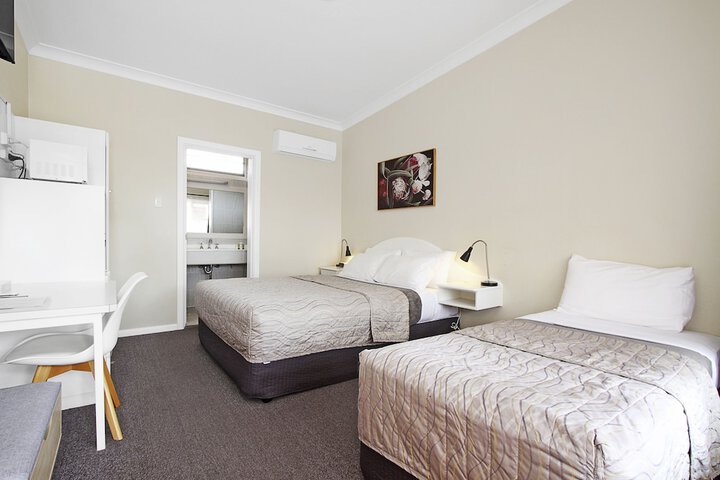 Room 4 of 18