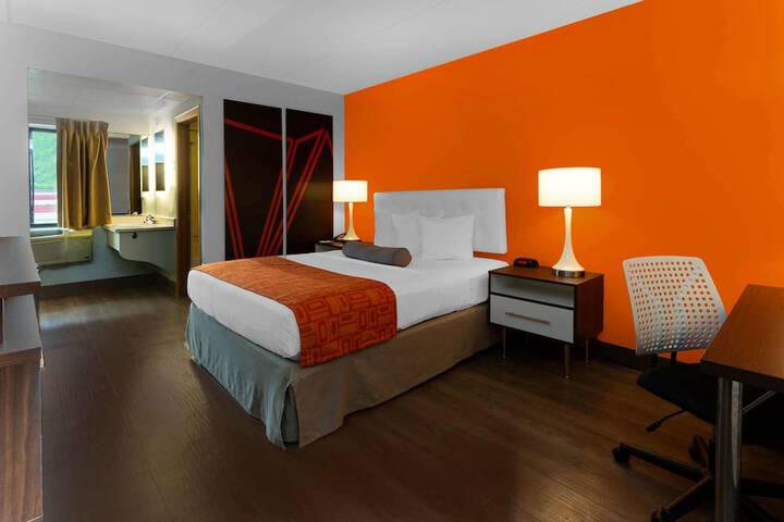 1 Queen Bed (4 of 7)