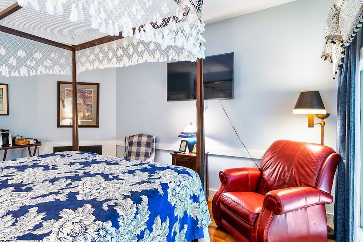 Snug Hug Queen Suite with Fireplace (59 of 131)