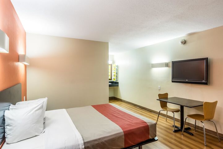 1 King Bed (10 of 14)