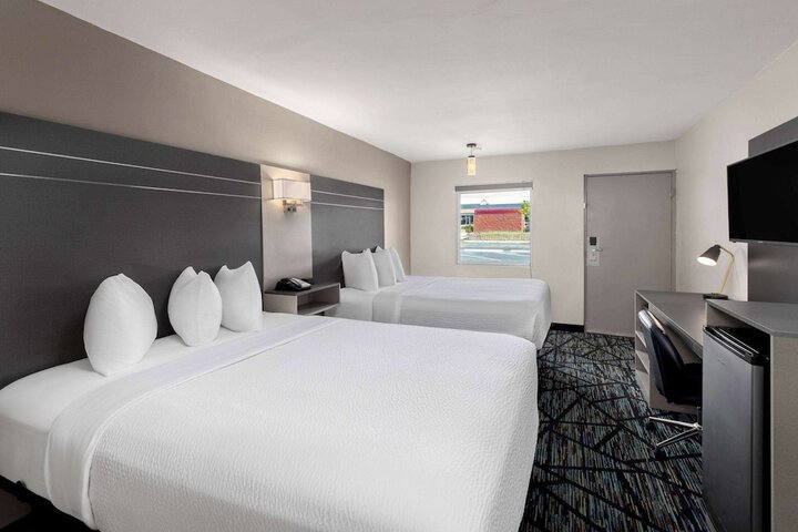 2 Queen Beds (12 of 22)