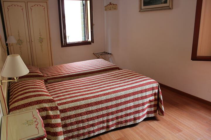 Room 5 of 25