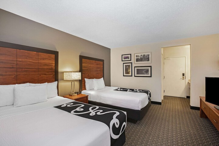 2 Double Beds (8 of 8)