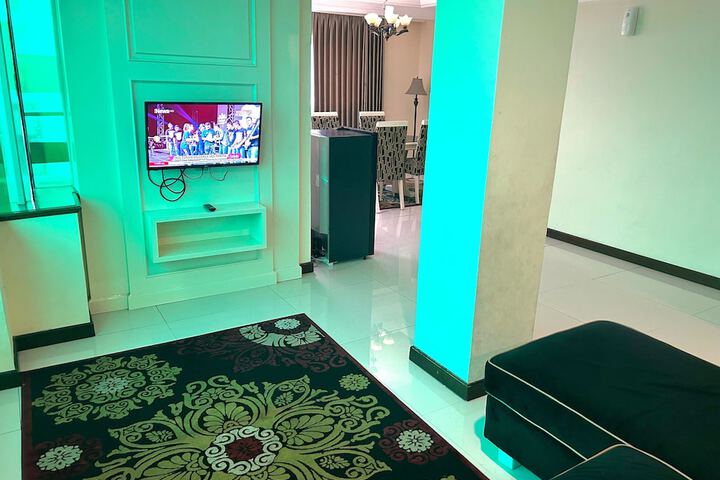Room 9 of 28
