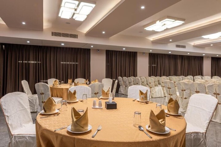 Ballroom/Hall 40 of 44
