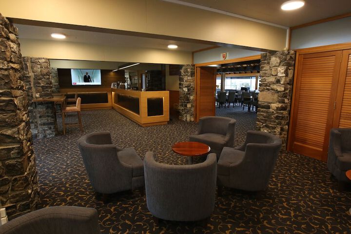 Lounge 36 of 54