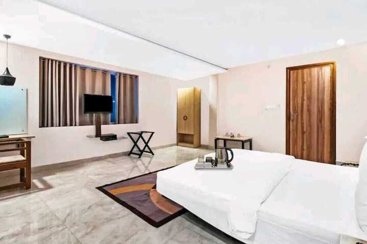 Room 5 of 9