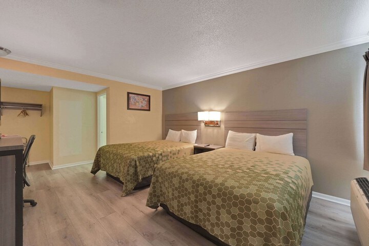 1 Queen Bed (16 of 24)