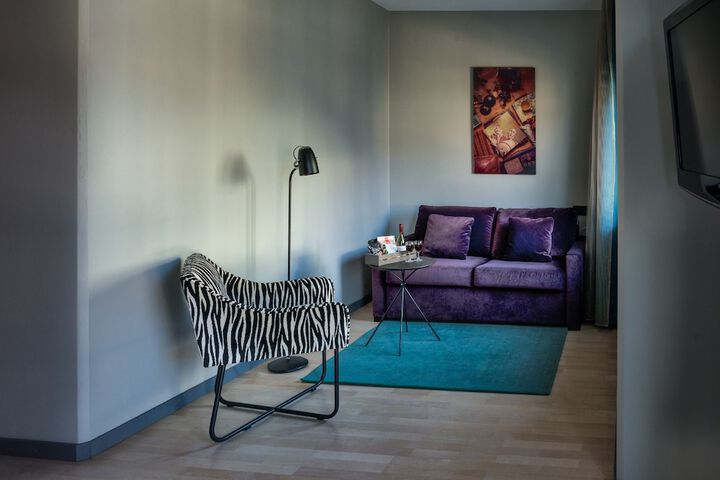 Room 6 of 100