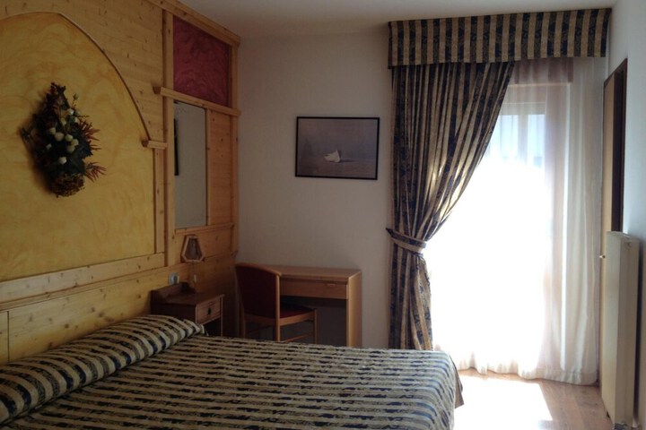 Room 6 of 32