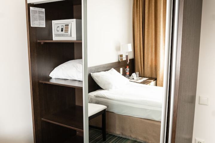 Room 8 of 72