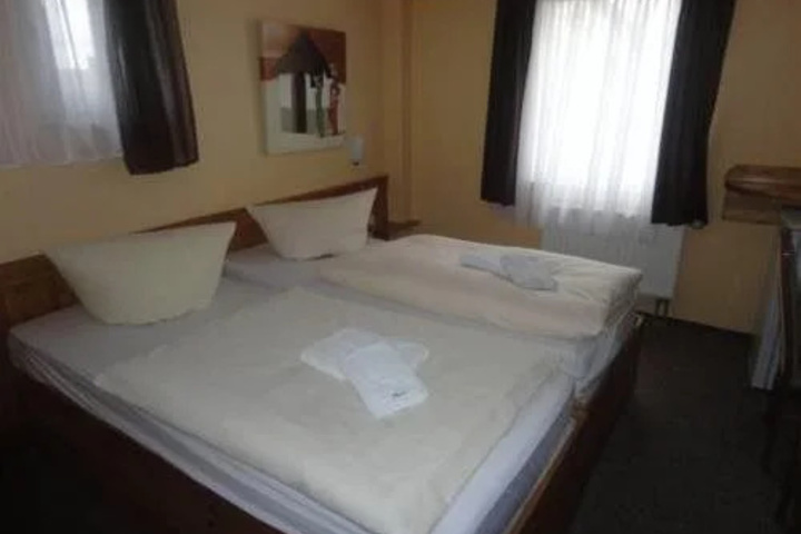 Room 3 of 10