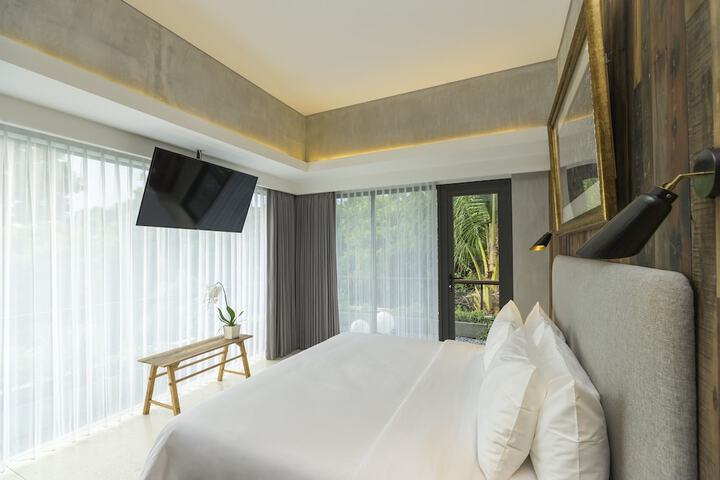 Room 4 of 32