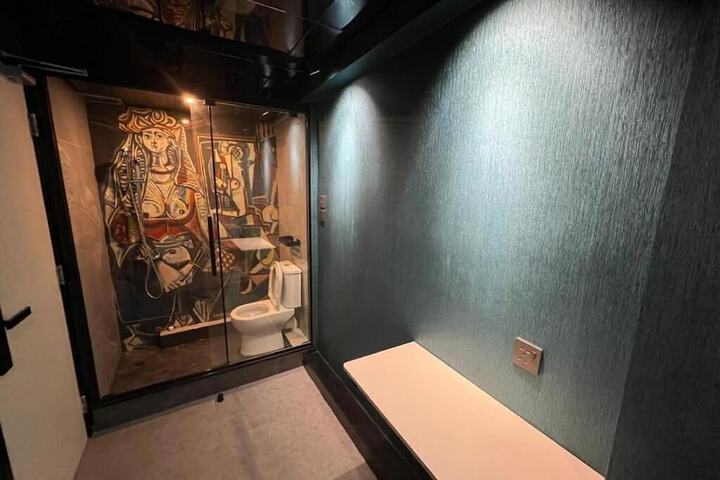 Room 8 of 10