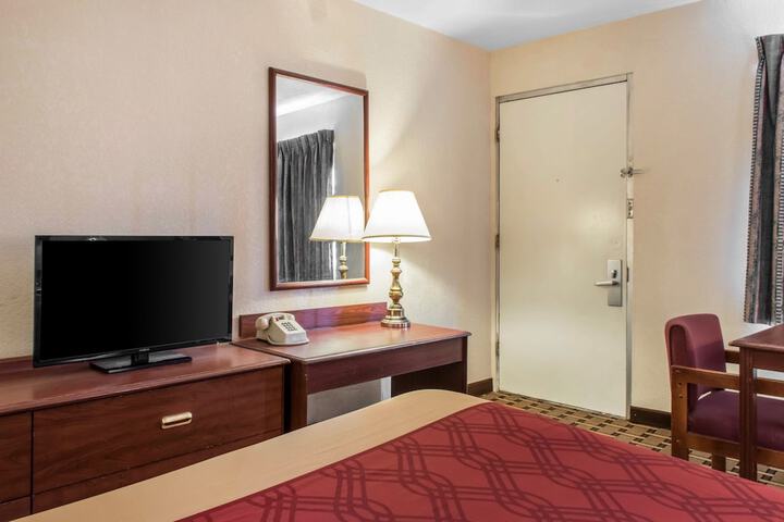 1 Queen Bed (1 of 18)