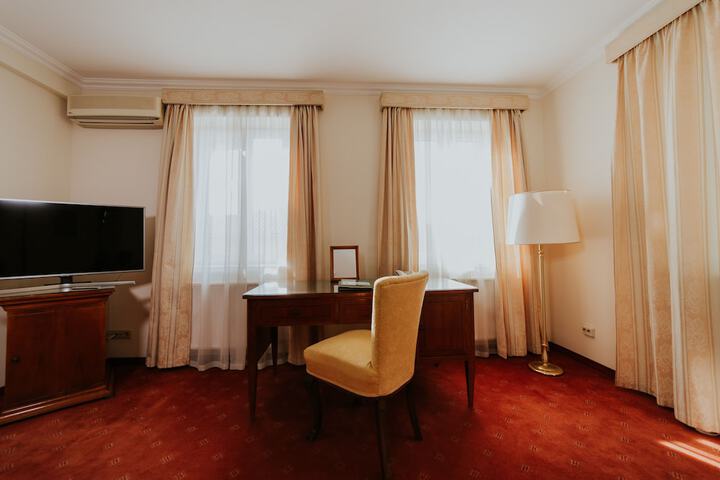 Room 10 of 32