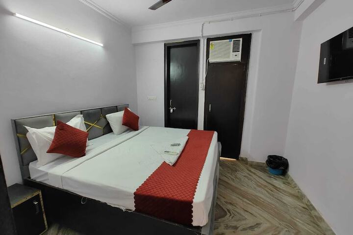 Room 6 of 13