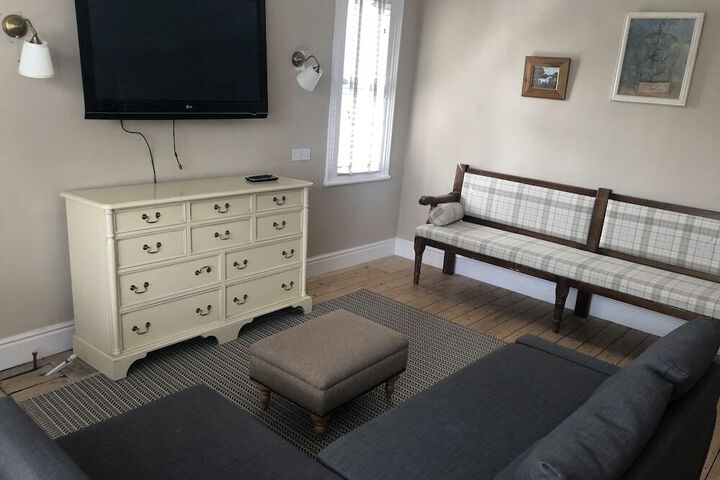 CLUBMOOR ROOMS