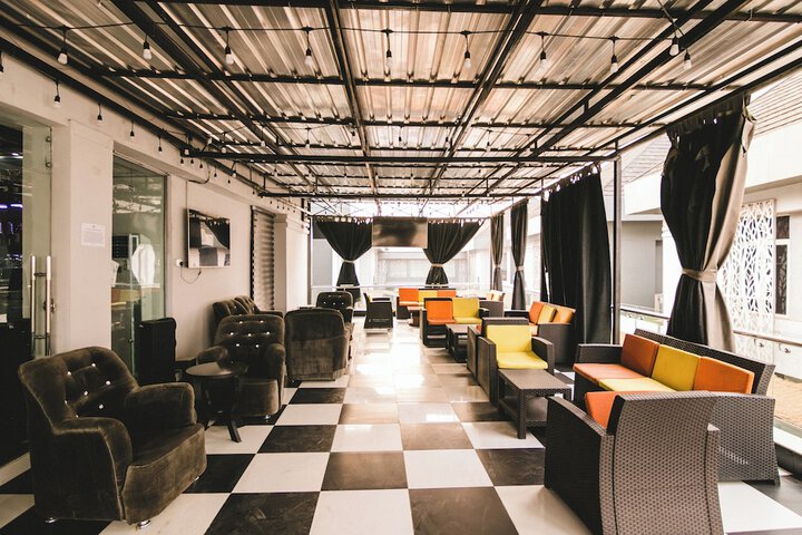 Lounge 27 of 37