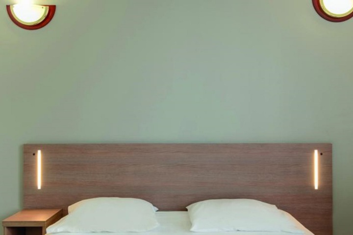 Room 6 of 10
