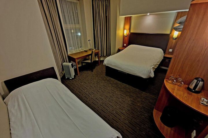 Room 7 of 16