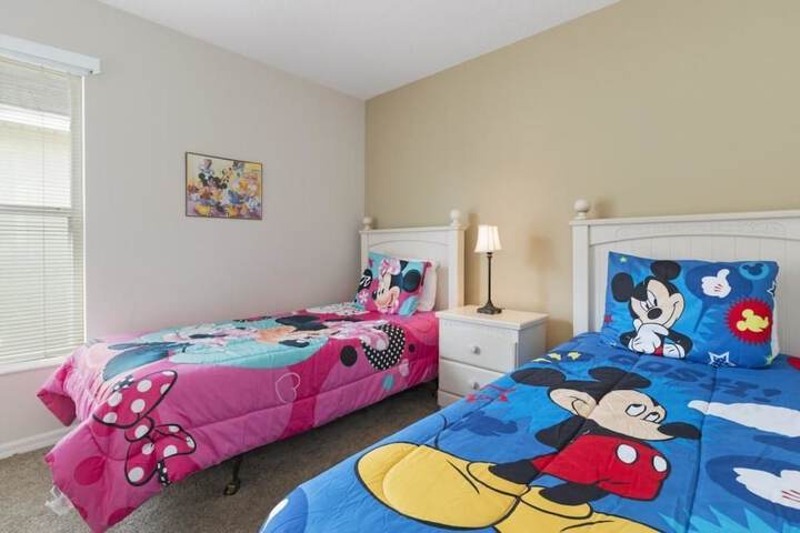 Room 10 of 33