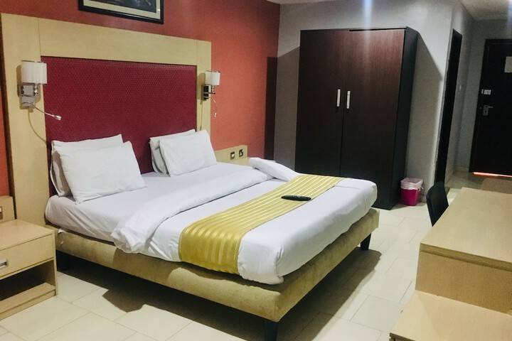 Room 8 of 37