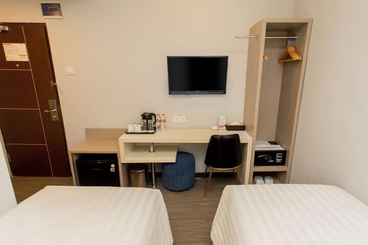 Room 5 of 62