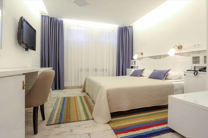 Room 32 of 53