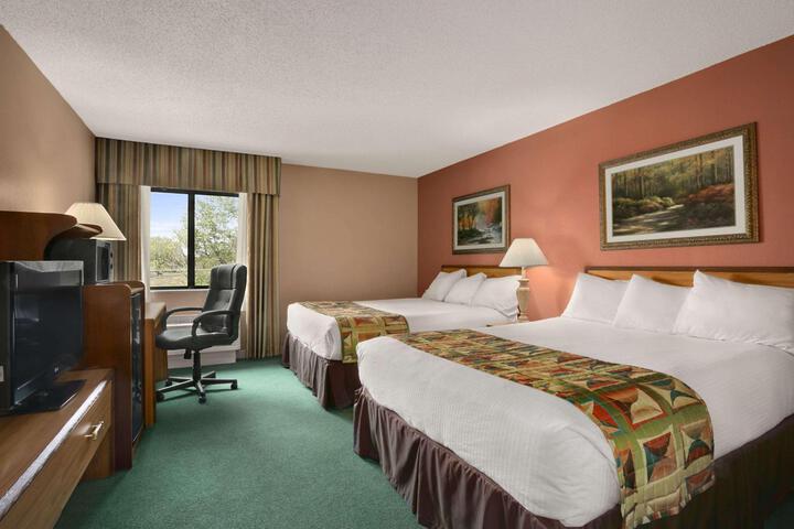 2 Queen Beds (5 of 8)