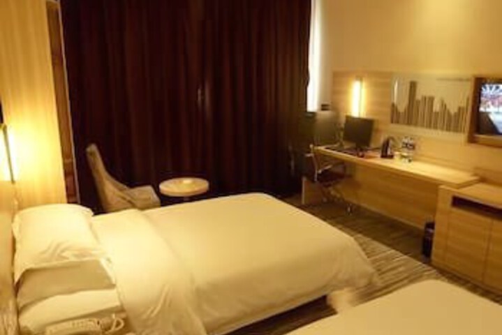 Room 4 of 8