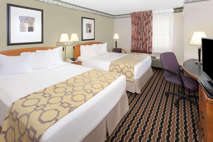 1 Queen Bed (3 of 13)