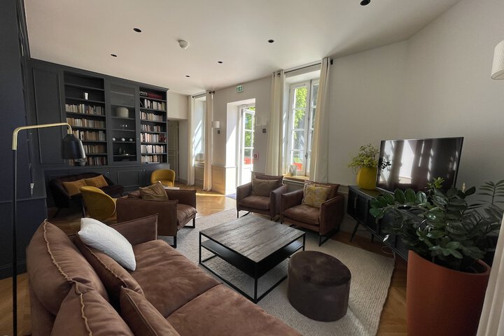Lounge 38 of 50